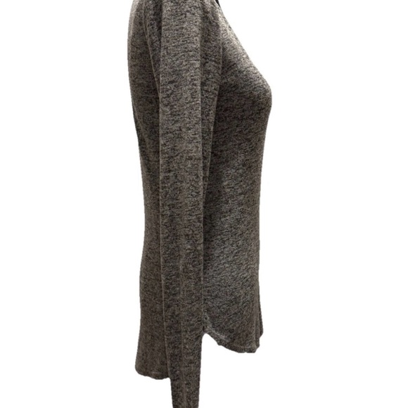 Abercrombie & Fitch Women's Gray Long Sleeve V-Neck High Low Top, Size Medium - Picture 5 of 11